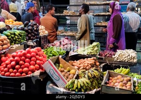 Spaziergang durch den Souk in der Nacht. Assuan, Ägypten. Stockfoto