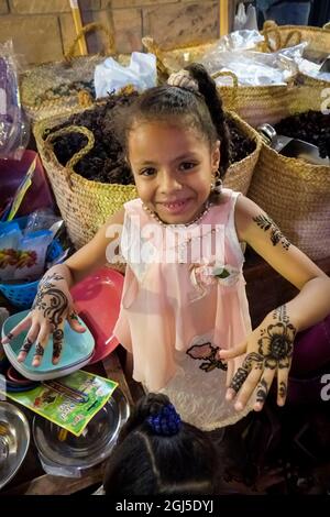 Spaziergang durch den Souk in der Nacht. Mädchen mit traditionellen gemalten Händen. Assuan, Ägypten. Stockfoto