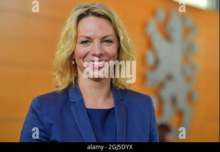 Erfurt, Deutschland. September 2021. Susanna Karawanskij (die Linke) steht im Plenarsaal des Thüringer landtags, nachdem sie als Ministerin für Landwirtschaft und Infrastruktur vereidigt wurde. Der 41-Jährige war bereits Staatssekretär im Ministerium für Infrastruktur. Ihr Ministerium ist auch für Bau und Transport zuständig. Quelle: Martin Schutt/dpa-Zentralbild/dpa/Alamy Live News Stockfoto