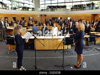 Erfurt, Deutschland. September 2021. Birgits Keller (l, die Linke), Präsidentin des Landtags, schwört in Susanna Karawanskij (r, die Linke) als Ministerin für Landwirtschaft und Infrastruktur im Plenarsaal des Thüringer Landtags. Der 41-Jährige war bereits Staatssekretär im Ministerium für Infrastruktur. Ihr Ministerium ist auch für Bau und Transport zuständig. Quelle: Martin Schutt/dpa-Zentralbild/dpa/Alamy Live News Stockfoto