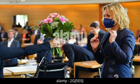 Erfurt, Deutschland. September 2021. Susanna Karawanskij (die Linke) erhält im Plenarsaal des Thüringer landtags einen Blumenstrauß, nachdem sie als Ministerin für Landwirtschaft und Infrastruktur vereidigt wurde. Der 41-Jährige war bereits Staatssekretär im Ministerium für Infrastruktur. Ihr Ministerium ist auch für Bau und Transport zuständig. Quelle: Martin Schutt/dpa-Zentralbild/dpa/Alamy Live News Stockfoto