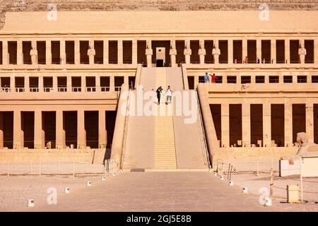 Ägypten. Der Totentempel der Königin Hatschepsut, des Allerheiligsten, befindet sich unter den Klippen bei Deir el Bahari am Westufer des Nils in der Nähe Stockfoto