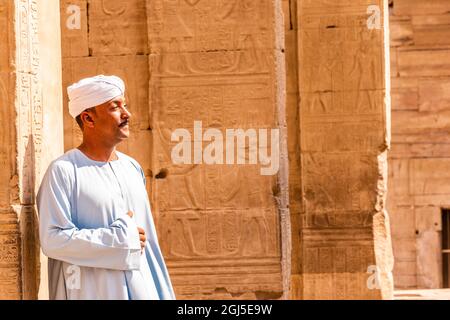 Ägypten. Tempel von Kom Ombo. Mann in traditioneller Robe, genannt Jellabiya unter Ruinen. (Nur Für Redaktionelle Zwecke) Stockfoto