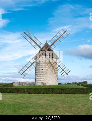 Alte Windmühle in der französischen normandie unter blauem Sommerhimmel Stockfoto