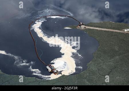 Afrika, Kenia, Magadi, Luftaufnahme von barge Pumpen Soda von seegrund Magadi zur Raffination in Lake Magadi Soda Fabrik Stockfoto