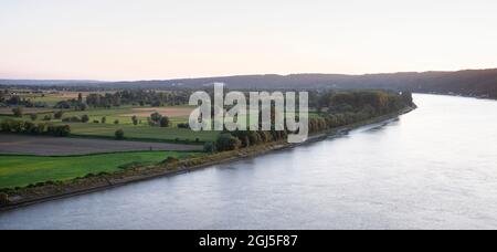 Landschaft des regionalen Parks Boucles de la seine und des Flusses von pont de broton in frankreich aus gesehen Stockfoto