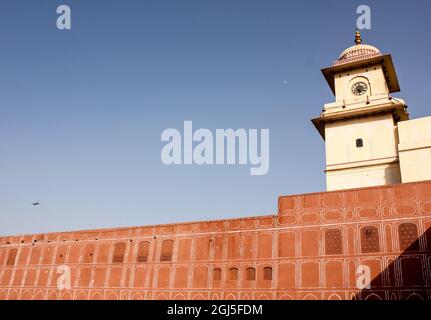 JAIPUR, INDIEN - 30. Mai 2021: Jaipur, Rajasthan, Indien - 2012. Februar: Die alten, roten Mauern des alten Stadtpalastes gegen einen blauen Himmel in der Stadt o Stockfoto