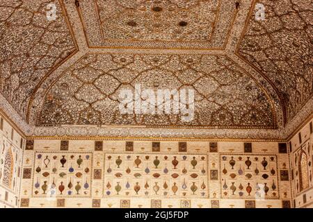 JAIPUR, INDIEN - 29. Mai 2021: Jaipur, Rajasthan, Indien - 2012. Februar: Kunstvolle Schnitzereien und Spiegelarbeiten an den Decken des Sheesh Mahal Palastes in t Stockfoto