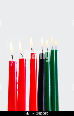 Kwanzaa Kerzen auf hellem Hintergrund. Nahaufnahme. Stockfoto