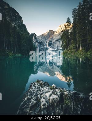 Lago di Prags See in Italien mit einer perfekten Spiegelung des Berges Stockfoto