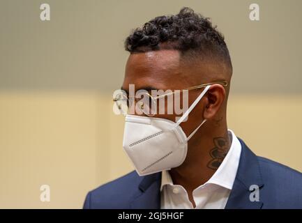 München, Deutschland. September 2021. Der Profifußballspieler und ehemalige Nationalspieler Jerome Boateng steht zu Beginn des Prozesses gegen ihn vor dem Landgericht München an seinem Platz. Boateng wird wegen eines Angriffs vor Gericht gestellt. Kredit: Peter Kneffel/dpa/Alamy Live Nachrichten Stockfoto