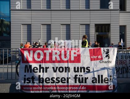 Berlin, Deutschland. September 2021. „NOTRUF“ steht in großen Buchstaben auf einem Banner am Charité-Stationsblock. Heute Morgen traten die Mitarbeiter der staatlichen Berliner Krankenhäuser Vivantes und Charité auf unbestimmte Zeit in einen Streik. Die Gewerkschaft Verdi kämpft für Tarifverträge, die zu einer Entlastung der Beschäftigten führen werden, beispielsweise durch die Festlegung von Mindestbesetzungen für Abteilungen und Bereiche. Quelle: Paul Zinken/dpa/Alamy Live News Stockfoto