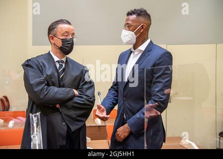 München, Deutschland. September 2021. Der Profifußballer und ehemalige Nationalspieler Jerome Boateng (r) steht mit seinem Anwalt Kai Walden zu Beginn des Prozesses gegen ihn vor dem Landgericht München. Boateng wird wegen eines Angriffs vor Gericht gestellt. Kredit: Peter Kneffel/dpa/Alamy Live Nachrichten Stockfoto