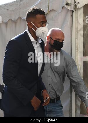 München, Deutschland. September 2021. Der Profifußballer und ehemalige Nationalspieler Jerome Boateng (l.) kommt mit Bodyguards zum Beginn des Prozesses vor das Landgericht München im Strafgerichtshof. Er muss sich für den Angriff verantworten. Quelle: Angelika Warmuth/dpa/Alamy Live News Stockfoto