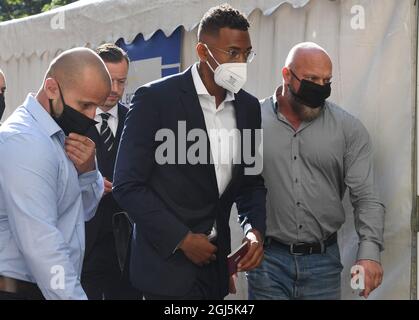 München, Deutschland. September 2021. Der Profifußballer und ehemalige Nationalspieler Jerome Boateng (M) kommt mit Bodyguards zum Beginn des Prozesses vor das Landgericht München im Strafgerichtshof. Er muss sich für den Vorwurf des Angriffs verantworten. Quelle: Angelika Warmuth/dpa/Alamy Live News Stockfoto