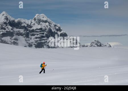 Antarktis, Gerlache-Straße, Palmer-Archipel, Wiencke-Insel, Damoy Point. Abenteuer Tourist Wandern in schneebedeckten Landschaft. Stockfoto