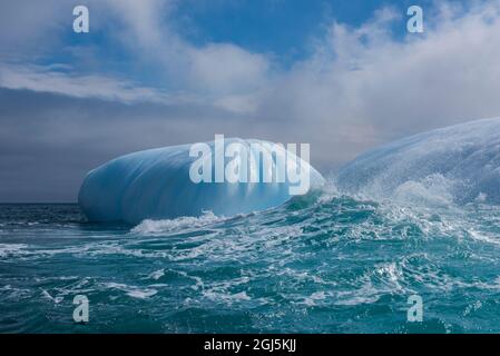 Britisches Überseegebiet, South Sandwich Inseln, Saunders Island. Großer Eisberg vor der Küste von Saunders Island. Stockfoto