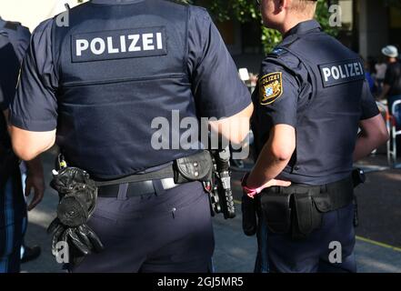 München, Deutschland. September 2021. Polizeibeamte stehen vor dem Strafjustizzentrum. Der Profifußballer und ehemalige Nationalspieler J. Boateng muss sich wegen Übergriffen vor dem Amtsgericht München verantworten. Quelle: Angelika Warmuth/dpa/Alamy Live News Stockfoto