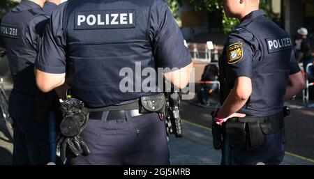 München, Deutschland. September 2021. Polizeibeamte stehen vor dem Strafjustizzentrum. Der Profifußballer und ehemalige Nationalspieler J. Boateng muss sich wegen Übergriffen vor dem Amtsgericht München verantworten. Quelle: Angelika Warmuth/dpa/Alamy Live News Stockfoto