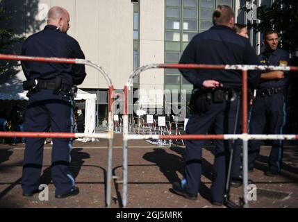 München, Deutschland. September 2021. Justizbeamte stehen vor dem Strafjustizzentrum. Der Profifußballer und ehemalige Nationalspieler J. Boateng muss sich wegen Übergriffen vor dem Amtsgericht München verantworten. Quelle: Angelika Warmuth/dpa/Alamy Live News Stockfoto