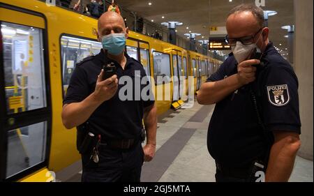 Berlin, Deutschland. September 2021. Zwei Polizisten stehen mit ihren Radios in der U-Bahn-Station im Regierunsgviertel. Polizei und Feuerwehr werden künftig in U-Bahn-Systemen über Digitalradio miteinander kommunizieren können. Quelle: Paul Zinken/dpa/Alamy Live News Stockfoto