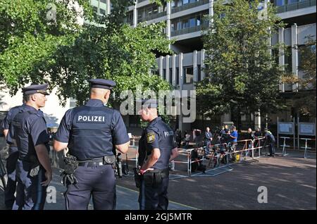 München, Deutschland. September 2021. Polizeibeamte stehen vor dem Strafjustizzentrum. Der Profifußballer und ehemalige Nationalspieler J. Boateng muss sich wegen Übergriffen vor dem Amtsgericht München verantworten. Quelle: Angelika Warmuth/dpa/Alamy Live News Stockfoto