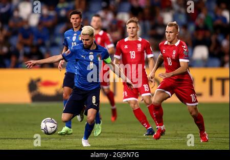 REGGIO NELL'EMILIA, ITALIEN - 08. SEPTEMBER: Der Italiener Jorginha Frello kämpft mit dem litauischen Ovidijus Verbickas während des Qualifikationsspiels der FIFA-Weltmeisterschaft 2022 zwischen Italien und Litauen im Mapei-Stadion - Citta' del Tricolore am 8. September 2021 in Reggio nell'Emilia um den Ball. (Foto nach MB-Medien) Stockfoto