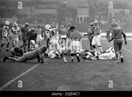 21. NOVEMBER 1964 American Football im White City Stadium zeigt die USAF Meisterschaft zwischen den 'Chicks' von RAF Chicksands, England und den 'Rockets' vom Rhein-Main-Luftwaffenstützpunkt in Deutschland. London, England. Stockfoto