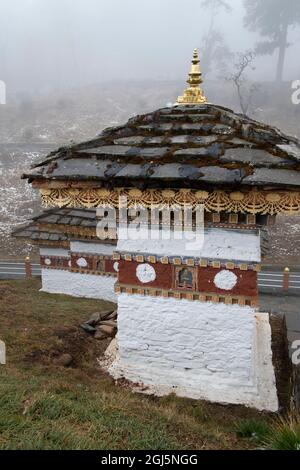 Bhutan, Dochula Pass, Druk Wangyal Khang Zhang Chortens. 108 rot umspannte Chörte, auch Khangzang genannt, wurden als Denkmal für die 200 getöteten bhutanischen Soldaten errichtet Stockfoto