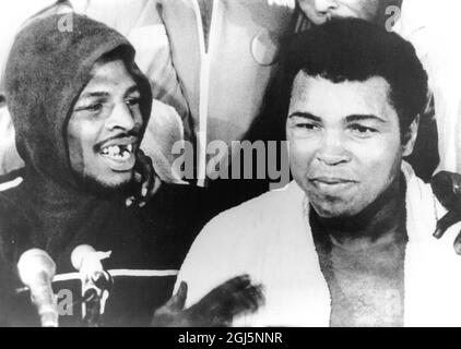 (Muhammad Ali) Cassius Clay mit Leon Spinks Stockfoto