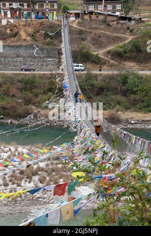 Bhutan, Punakha. Punakha Suspension Bridge, drapiert mit Gebetsfahnen, überspannt den Tsang Chhu, alias Po Chhu River. Längste Hängebrücke in Bhutan. ( Stockfoto