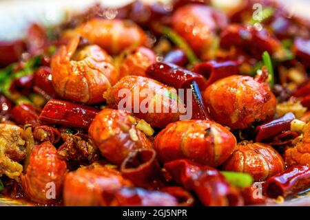 Ein Gericht mit würzigen und leckeren würzigen Flusskrebsschwänzen Stockfoto