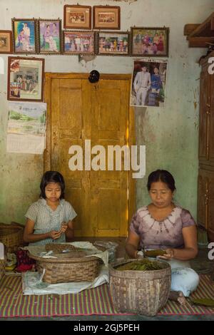 In Bagan, Myanmar, arbeitet eine Frau zu Hause, die Tabak in Zigarren verpackt. Stockfoto