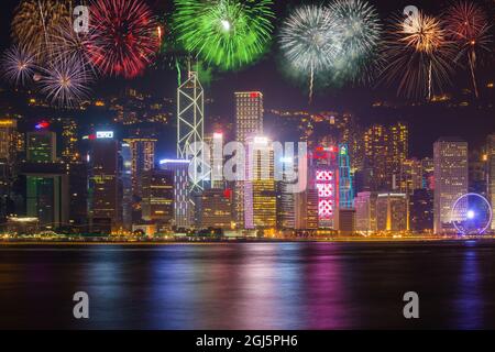 China, Hongkong. Nächtliches Feuerwerk über der Stadt. Stockfoto