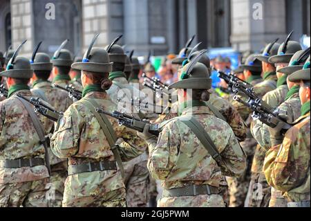 TURIN, ITALIEN - 08. Mai 2011: Die alpenländischen italienischen Streitkräfte während der Parade. Turin, Italien. Rückansicht. Stockfoto