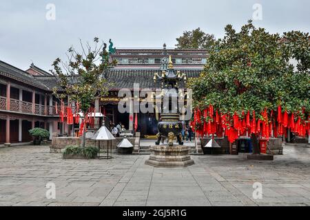 Asien, China, Zhujiajiao ('Venedig des Ostens'), Stadtgotttempel, rote Bönche des Wunsches an eine höhere Macht Stockfoto