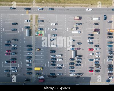 Drohnenansicht eines großen Parkplatzes an einem sonnigen Sommertag, horizontaler Parkplatz Stockfoto
