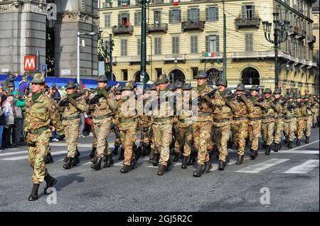 TURIN, ITALIEN - 08. Mai 2011: Die alpenländischen italienischen Streitkräfte während der Parade. Turin, Italien. Stockfoto