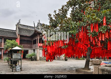 Asien, China, Zhujiajiao ('Venedig des Ostens'), Stadtgotttempel, rote Bönche des Wunsches an eine höhere Macht Stockfoto