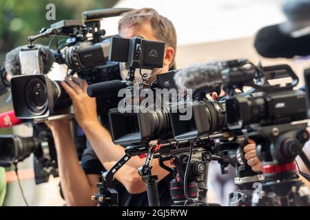 München, Deutschland. September 2021. Zu Beginn des Prozesses gegen den Fußballer J. Boateng stehen Kamerateams verschiedener Fernsehsender für Presseerklärungen der Versuchsteilnehmer zur Verfügung. Kredit: Peter Kneffel/dpa/Alamy Live Nachrichten Stockfoto