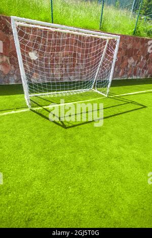 Fußball oder Fußballtor auf einem Amateur-kleinen Feld mit Kopieplatz, vertikal Stockfoto