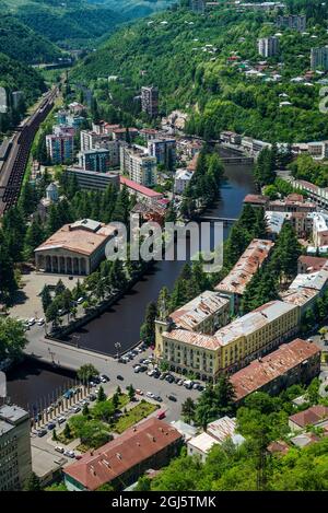 Georgien, Chiatura. Blick auf die Stadt von der Bergbahn. Stockfoto