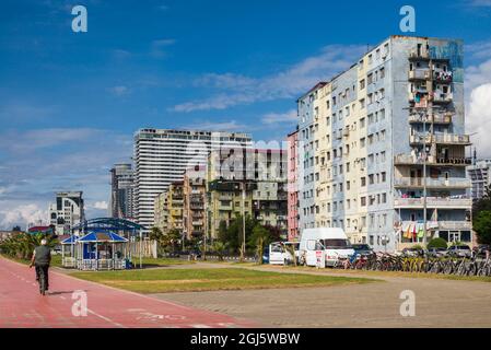 Georgien, Batumi. Batumi Boulevard, Strandpromenade, Appartementhäuser aus der Sowjetzeit. Stockfoto