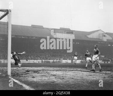 Chelsea gegen Manchester United, an der Stamford Bridge Ein knapper Rückzugsort für Chelsea als Kopfball von United's Center Forward Dawson schlägt Chelseas Torhüter Bonetti, schlägt aber einen Beitrag. 24. Dezember 1960 Stockfoto