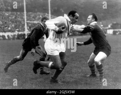 Billy Boston schlägt Gasnier und Carlson während des Rugby-League-Weltcup-Spiels zwischen Australien und Großbritannien am 8. Oktober 1960 in Bradford Stockfoto