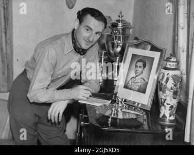 Der King's Jockey zu Hause der neue Jockey des King (der die Nachfolge von D Smith antritt) ist Mr. W. H. Carr von Armstrong' Sable, Middleham, Yorkshire. Herr Carr , der 30 Jahre alt ist, befindet sich auf dem Höhepunkt einer erfolgreichen Rennkarriere. Er ging nach Indien im Jahr 1937 für die Wintersaison und ritt für seine Hoheit Kapitän der Maharadscha von Cooch Behar. Mit seiner Frau und jungen Tochter, Anne, der König Jockey posierte für diese Bilder, die in und um seine kleine Hütte in Middleham, Yorkshire aufgenommen wurden. Foto zeigt: Herr Carr und einige seiner Trophäen . Das Porträt zeigt den Maharadscha von Cooch Behar , einem persönlichen Freund. Mr Car Stockfoto