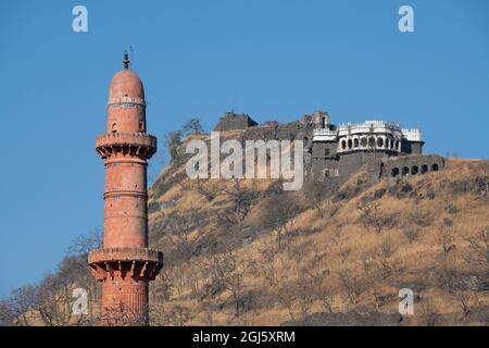 Indien, Aurangabad, Daulatabad Fort. Eine der am besten erhaltenen mittelalterlichen Festungen der Welt. Chand Minar Tower, zweitgrößter Minar in Indien, Mohammedan Arc Stockfoto