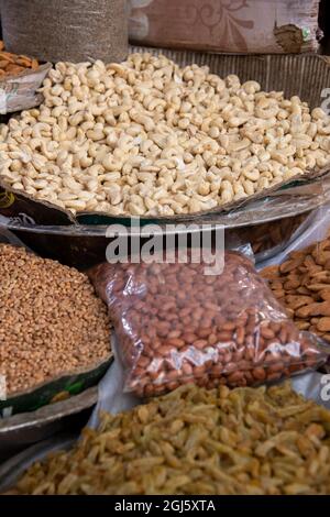 Indien, Delhi, Alt-Delhi. Old Delhi Street Market. Gemischte Nüsse, Gewürze und Snacks. Stockfoto