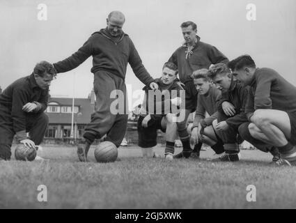 Manchester United Manager Matt Busby gibt einigen seiner Spieler einen Tipp. Das Durchschnittsalter seiner Mannschaft ist zwanzig - zwei 3 August 1956 Stockfoto