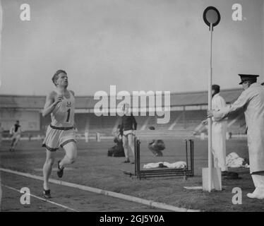 Chris Chataway von Sherburne und Magdalene, Oxford, bricht seinen eigenen Inter - Varsity-Rekord, um die Meile beim Oxford gegen Cambridge University Athletics-Spiel im White City Stadium, London zu gewinnen. März 1953 Stockfoto